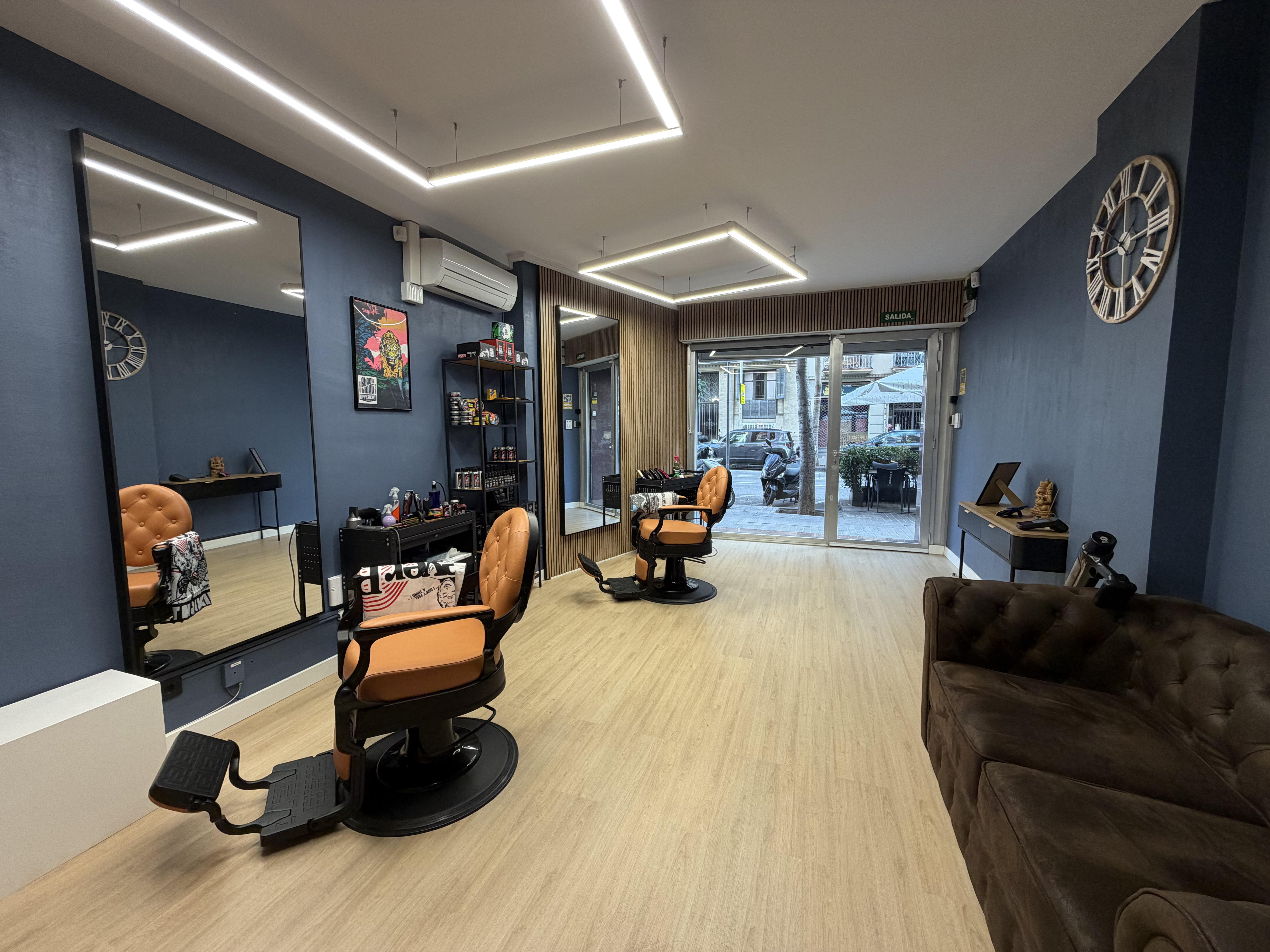Интерьер барбершопа ODESA BARBER SPACE